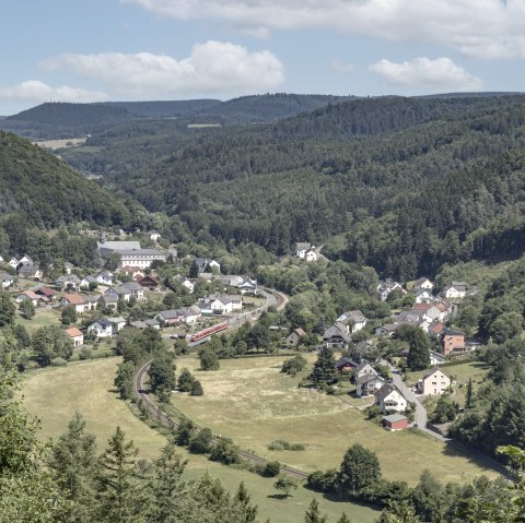 St Thomaser Klosterrunde Blick vom exponierten Aussichtspunkt auf das Dorf, © Rudolf Höser