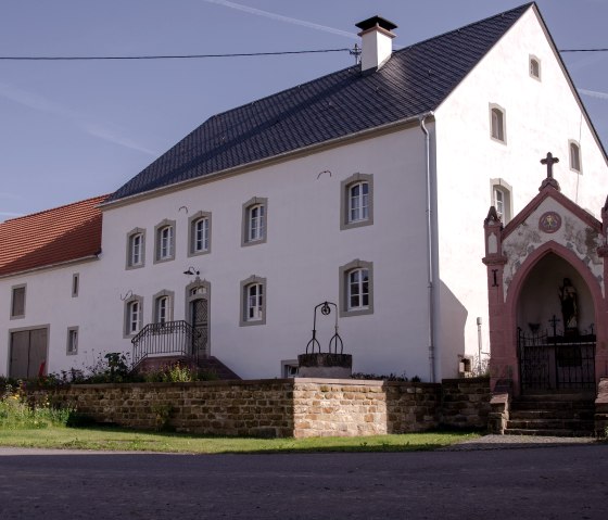 Ancienne ferme avec chapelle - Alpaga dans la prairie - Bitburger LandGang Wolsfeld - Tour du monument, © Tourist-Information Bitburger Land