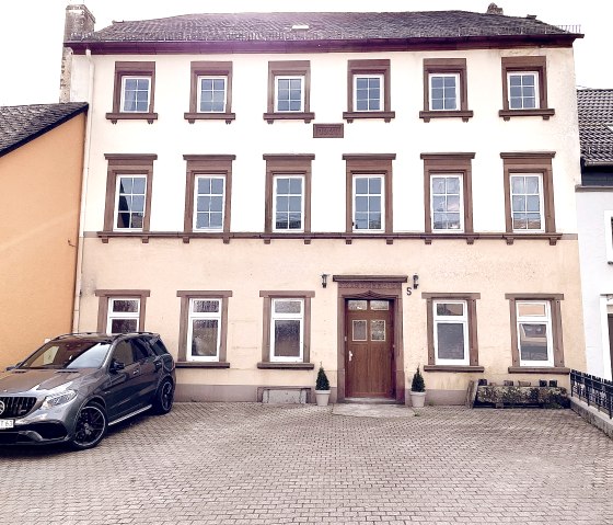 Vaste parking devant la maison