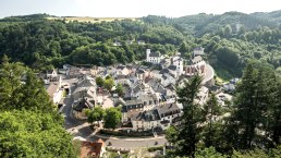 Neuerburg aus der Luft, © Eifel Tourismus GmbH, Dominik Ketz