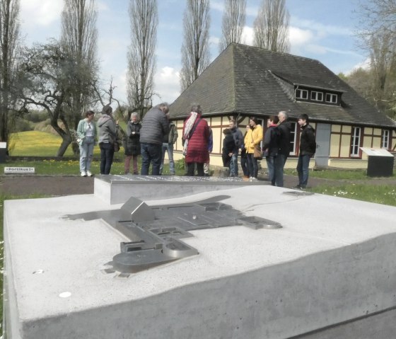 Gruppe mit Gästeführer vor Schutzhaus, © TI Bitburger Land