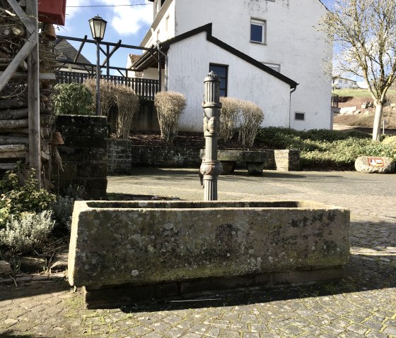 Brunnen auf dem Platz Montaigut - Start der Wanderung an der Hauptstraße, © TI Bitburger Land