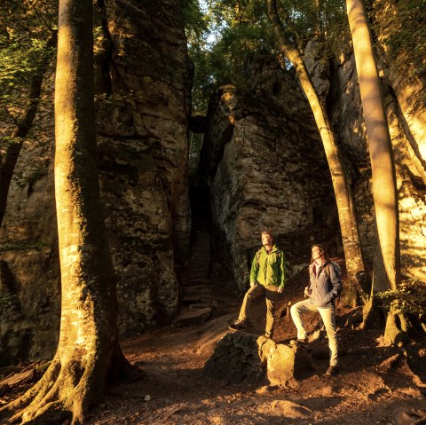 Sonnenaufgang in der felsigen Teufelsschlucht, © Eifel Tourismus GmbH, Dominik Ketz