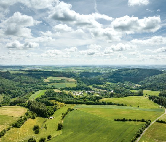 Tolle Aussicht auf die Landschaft der Südeifel, © D. Ketz