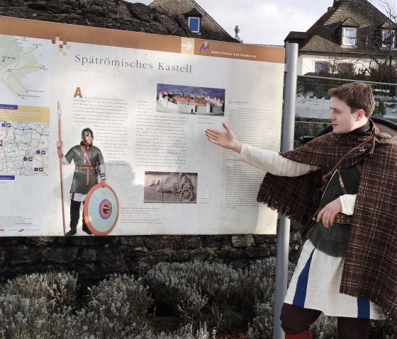 Tour guide at a panel on the archaeological trail, © TI Bitburger Land