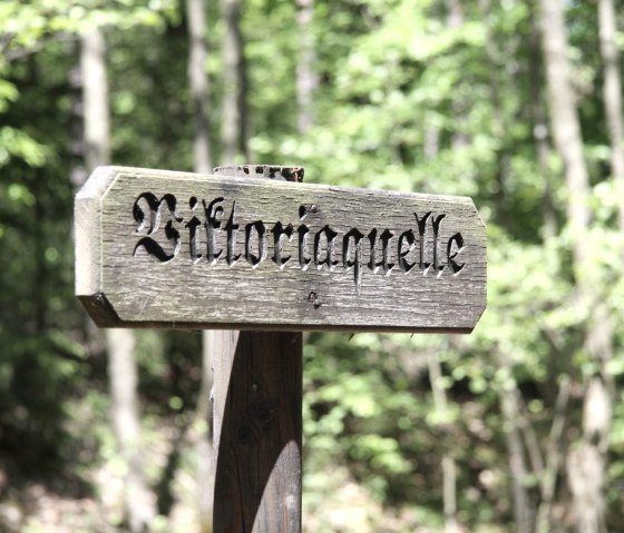 Meulenwaldroute: Schild zur Viktoriaquelle, © Tourist-Information Wittlich Stadt und Land