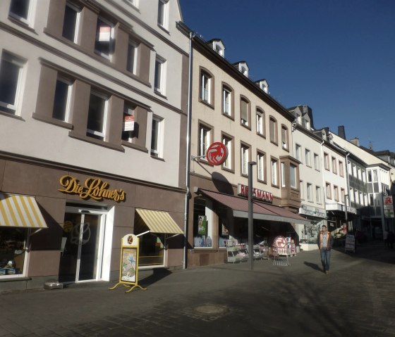 Bakkerij en Café "Die Lohners" en drogisterij Rossmann 70 m, © Bernd Pütz