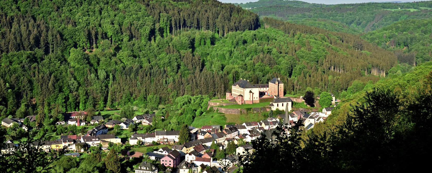 Panoramablick auf Schloss Malberg, © Tourist-Information Bitburger Land_Monika Mayer