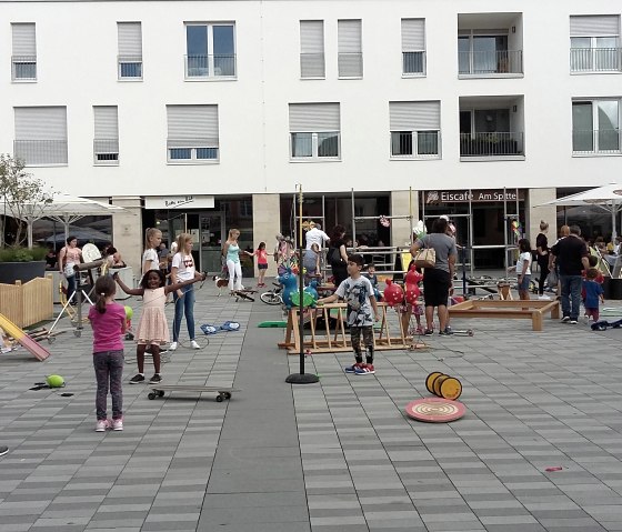 Buntes Treiben bei der Braderie, © TI Bitburger Land