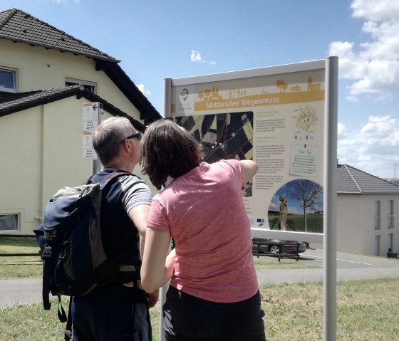 Bitburger LandGang "Mettericher Wegekreuze" -Wanderer Blick auf die Wandertafel, © Tourist-Information Bitburger Land