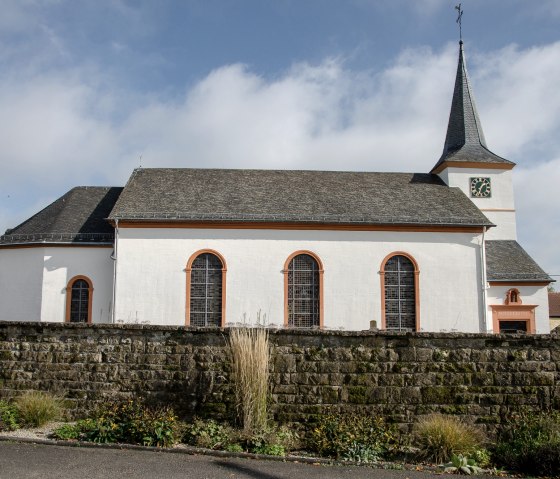 Start der Wanderroute Nr. 89 - Pfarrkirche St. Martin in Dockendorf, © TI Bitburger Land