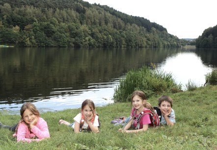 Kinder am Stausee