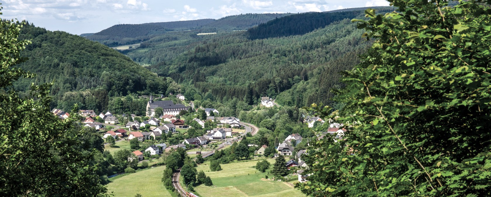 Panoramablick auf St. Thomas am place-belle-vue, © TI Bitburger Land