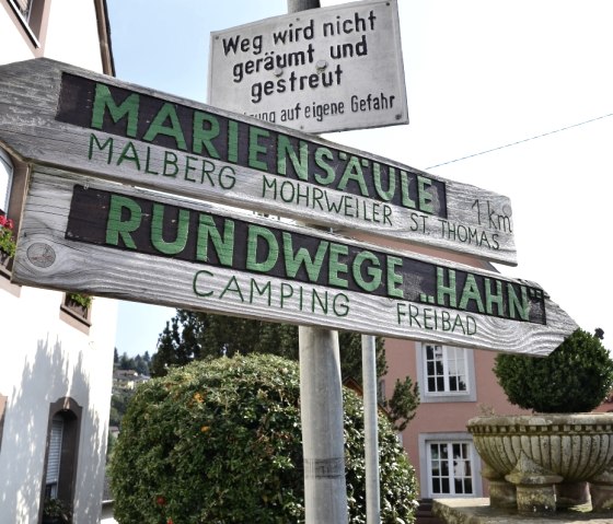 Wegweiser zum Hahn in Kyllburg, © TI Bitburger Land