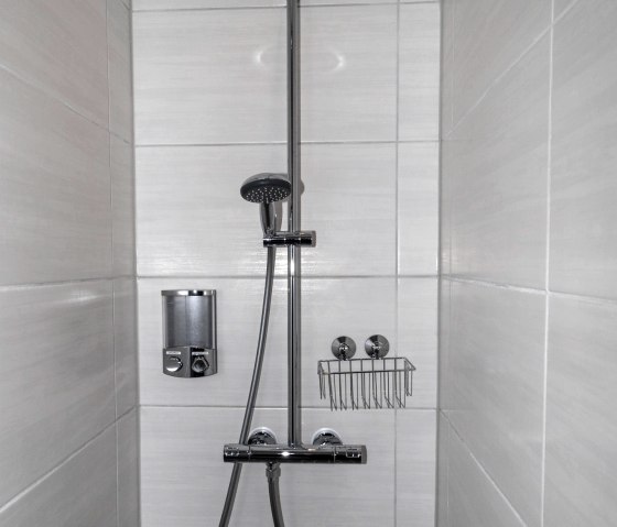 APT -walk-in shower in the bathroom, © Gerhard Müller