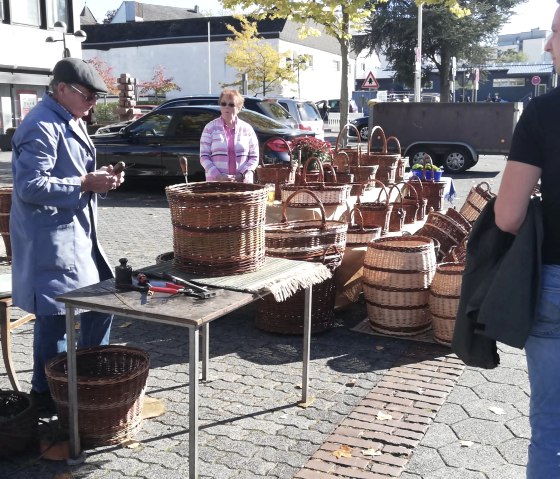 Bauernmarkt Bitburg - Korbflechter, © TI Bitburger Land