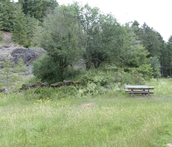 Schieferfelsen am Wanderg Nr. 21, © Tourist-Information Islek