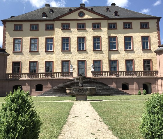 Blick aus dem "Runden Garten" auf das "Neue Haus", © TI Bitburger Land